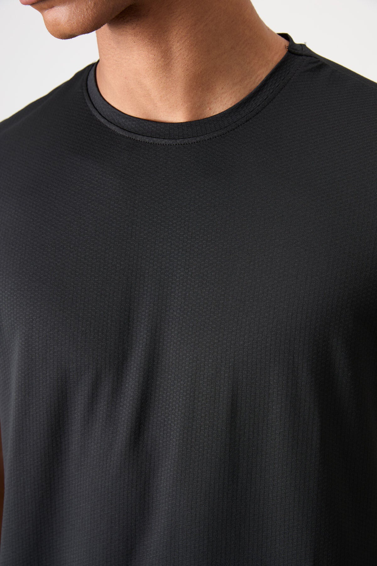 Black Polyester Breathable Textured Thin Flexible Standard Fit Men's Performance T-Shirt - 88388