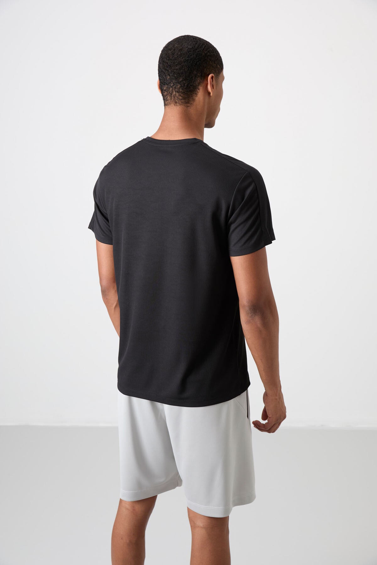 Black Polyester Breathable Textured Thin Flexible Standard Fit Men's Performance T-Shirt - 88390
