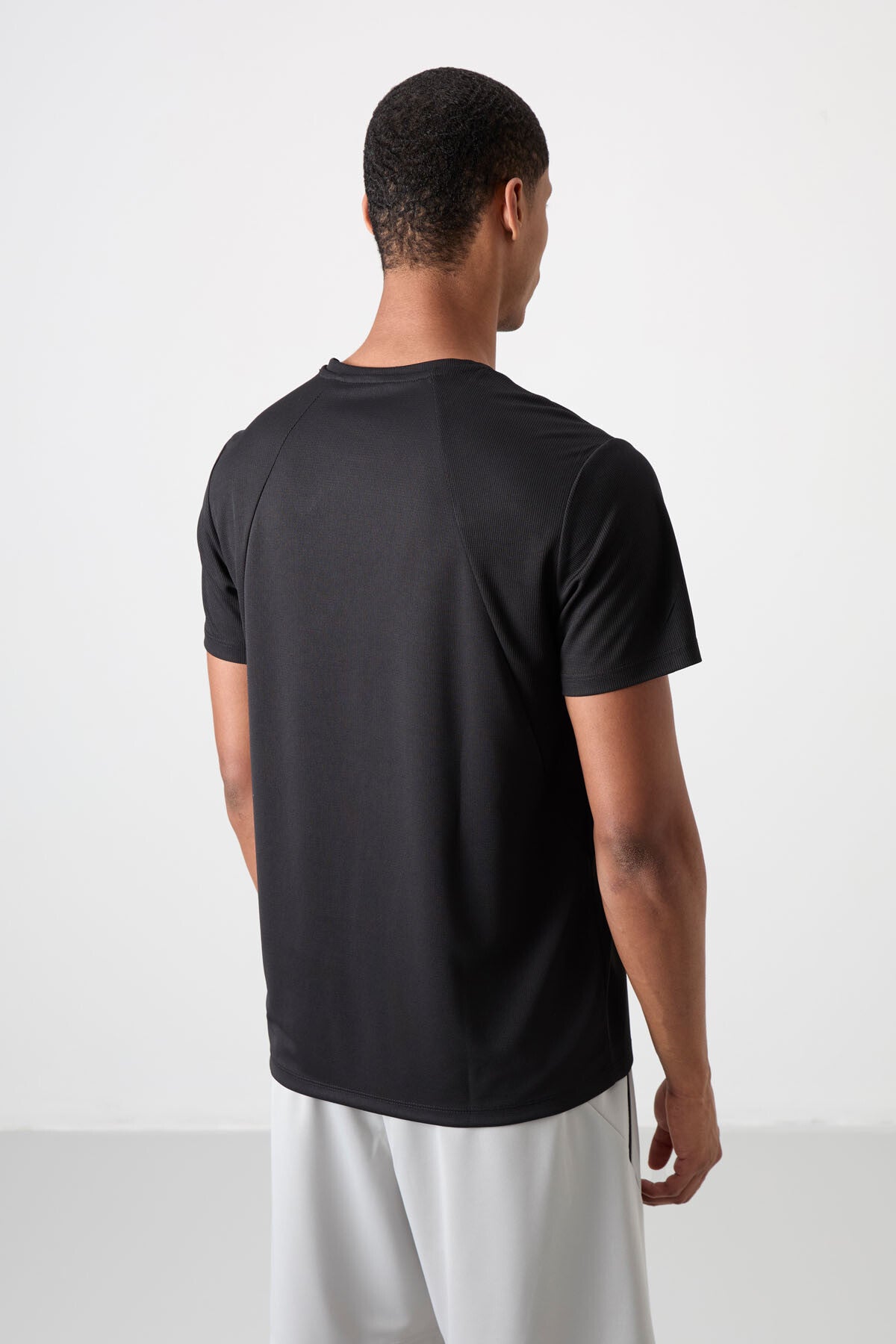 Black Polyester Breathable Textured Thin Flexible Standard Fit Men's Performance T-Shirt - 88391