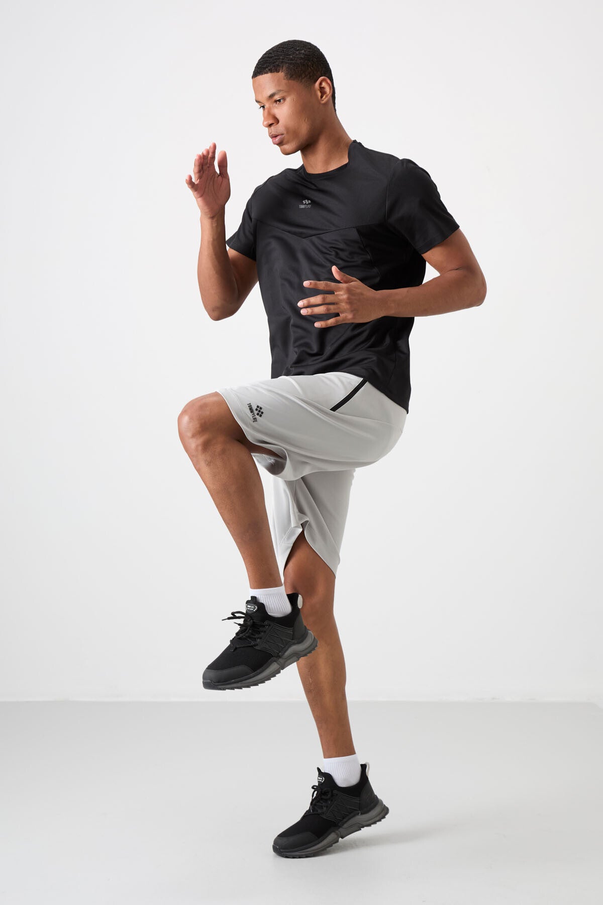 Black Polyester Breathable Textured Thin Flexible Standard Fit Men's Performance T-Shirt - 88391