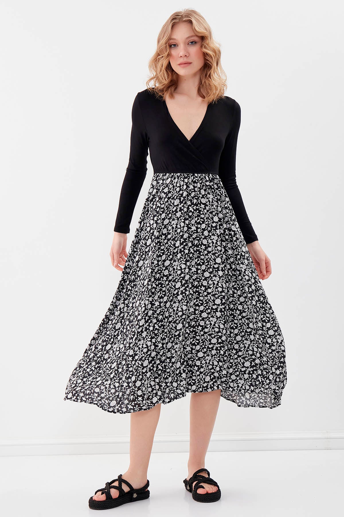 V COLLAR DRESS WITH SKIRT PATTERNED