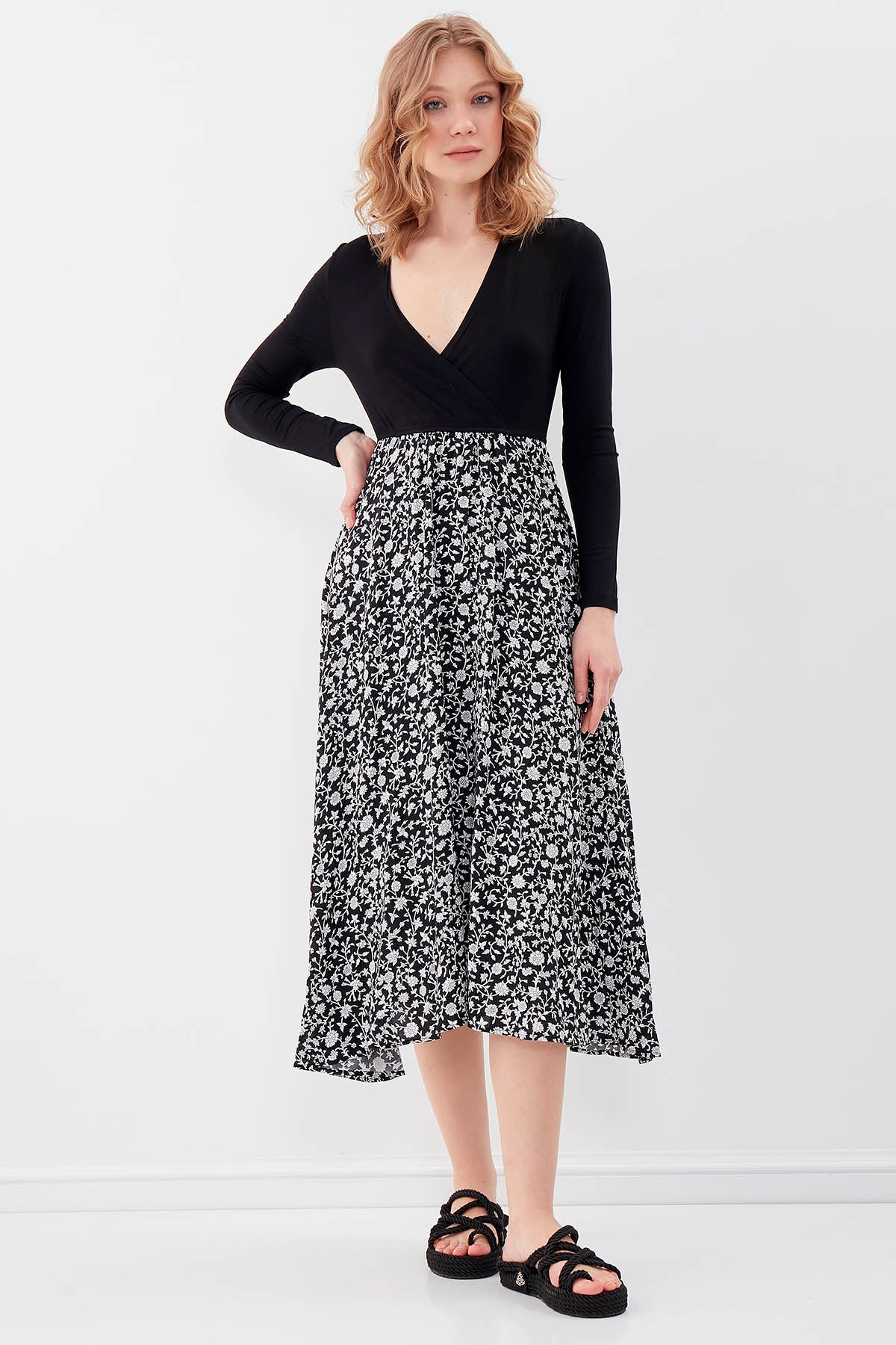 V COLLAR DRESS WITH SKIRT PATTERNED