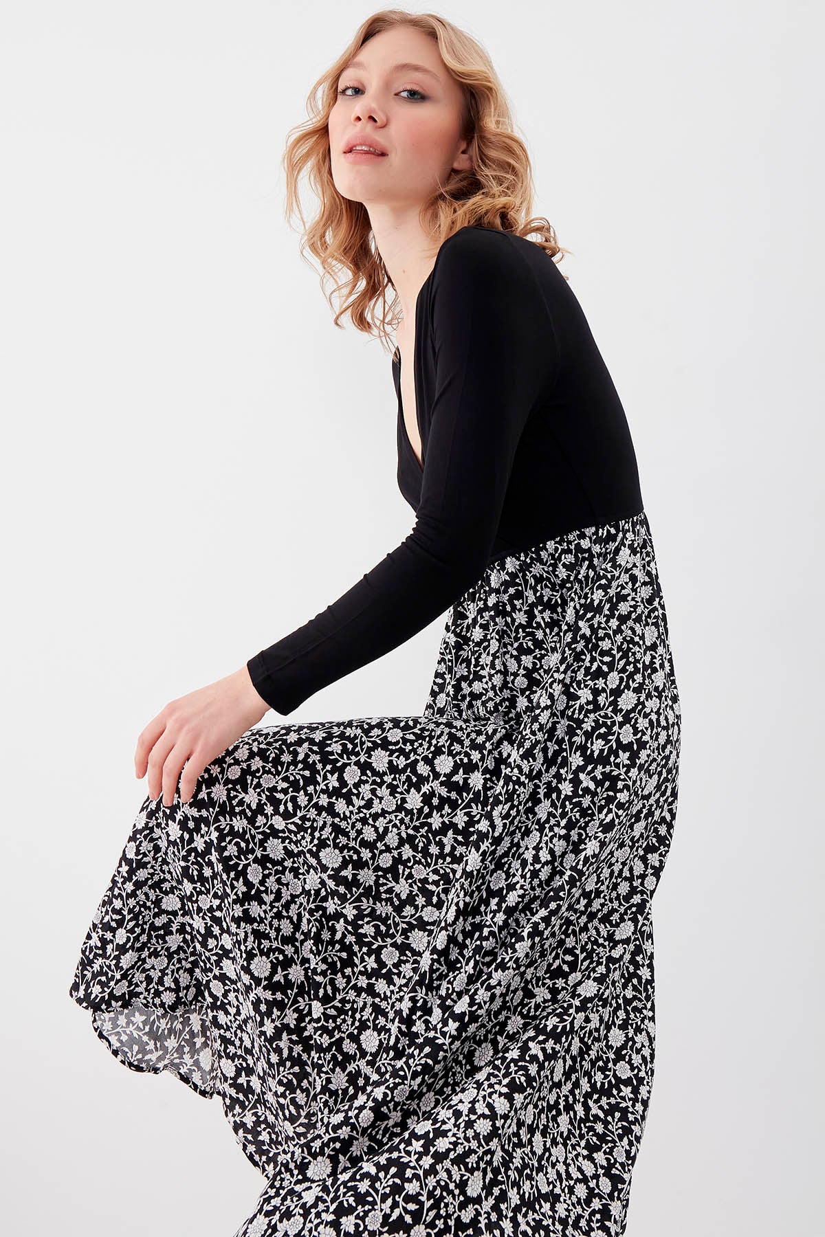 V COLLAR DRESS WITH SKIRT PATTERNED