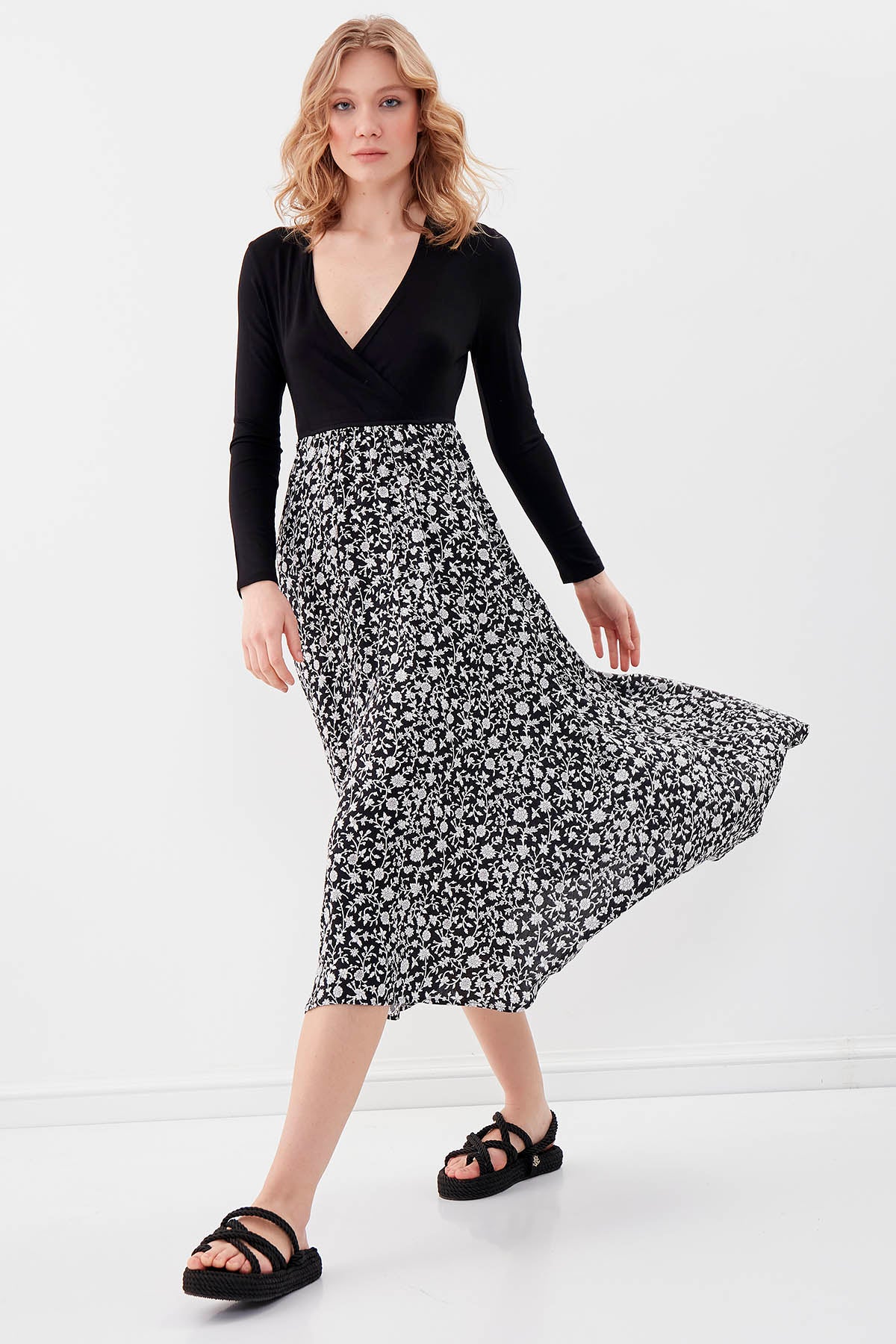 V COLLAR DRESS WITH SKIRT PATTERNED