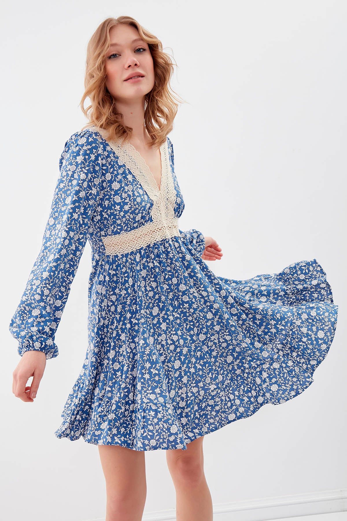V COLLAR DRESS WITH FLOWER PATTERN SKIRT