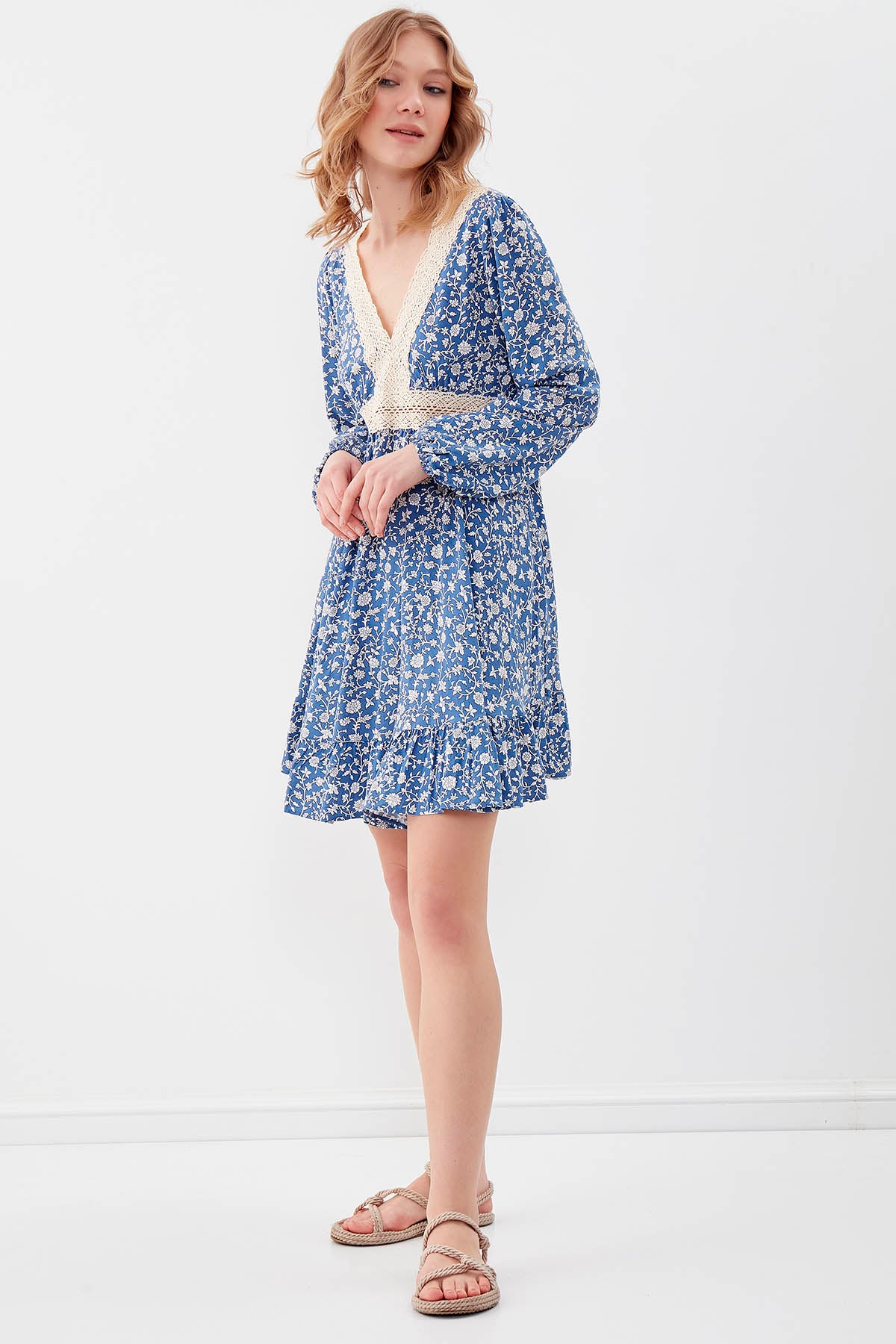 V COLLAR DRESS WITH FLOWER PATTERN SKIRT