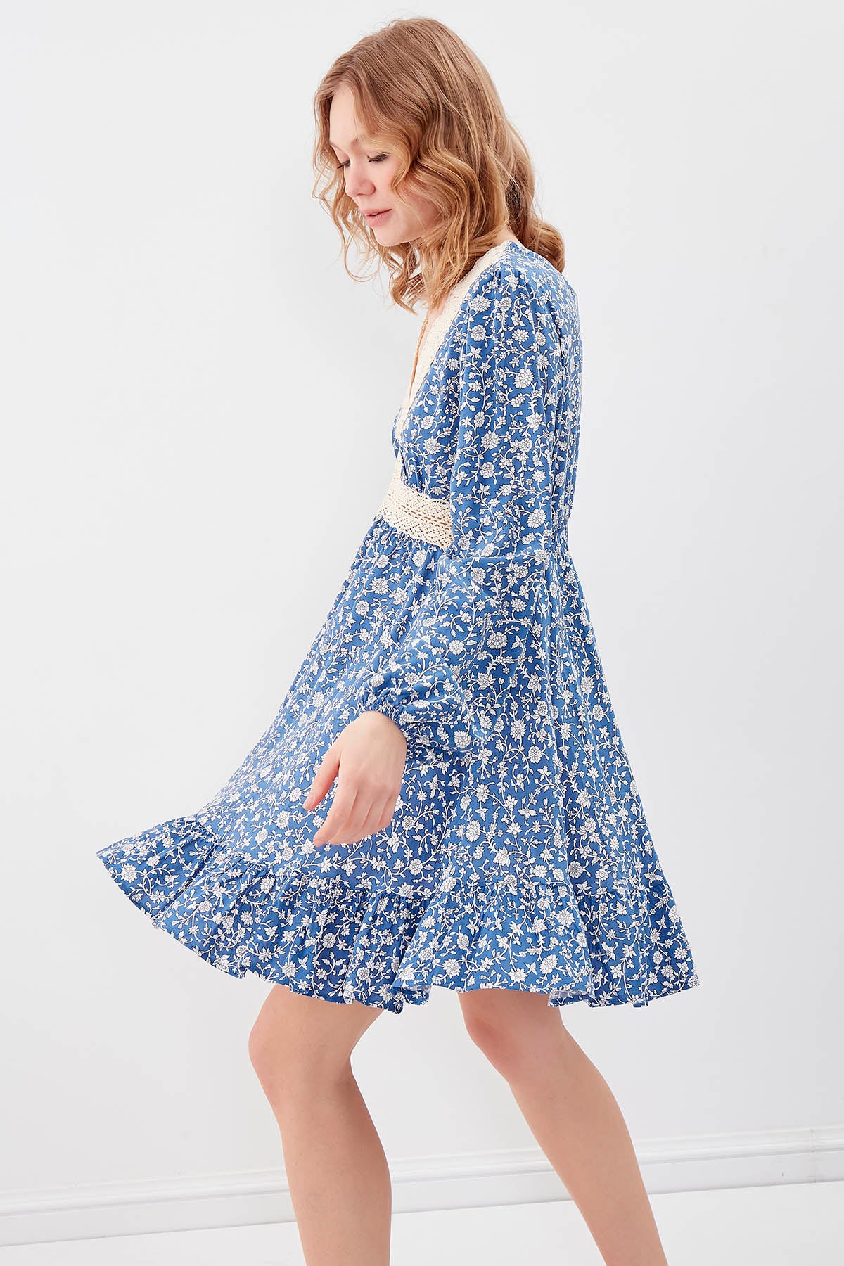 V COLLAR DRESS WITH FLOWER PATTERN SKIRT