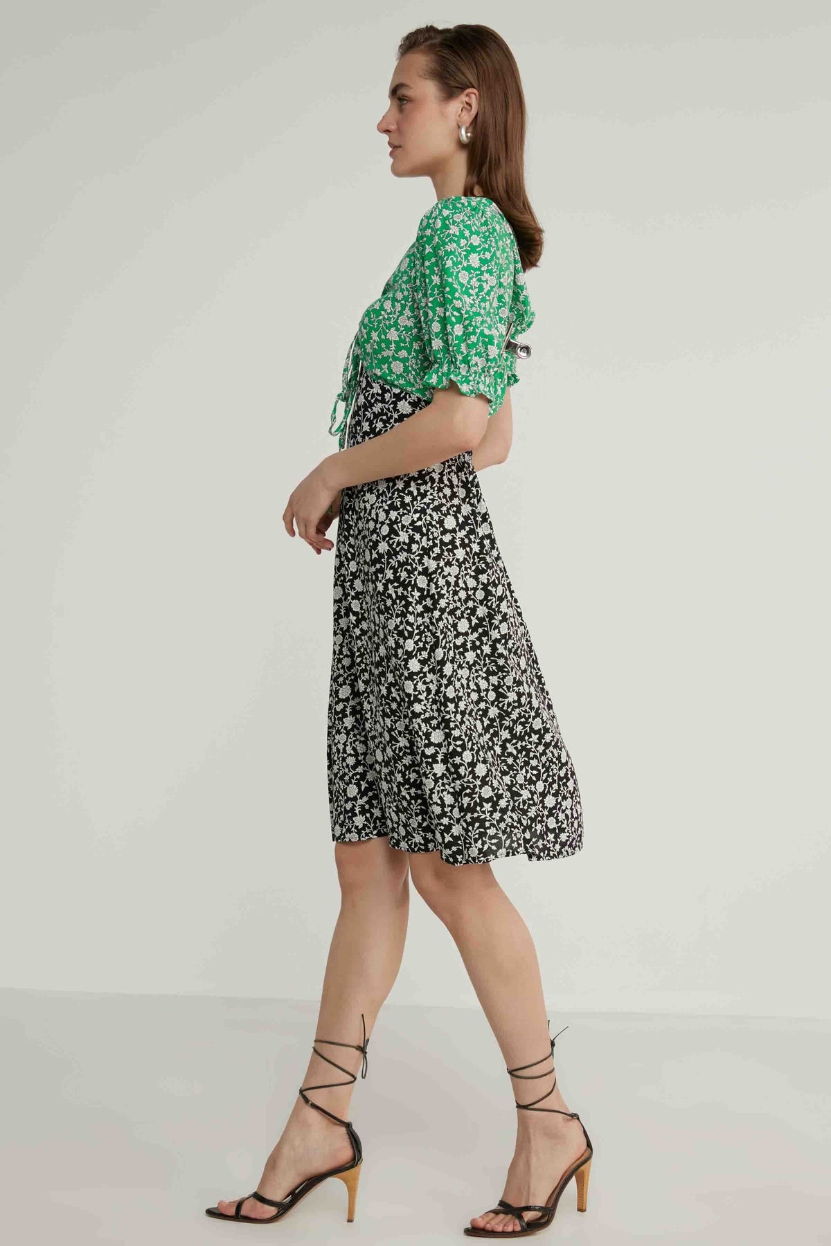 FLORAL V COLLAR DRESS