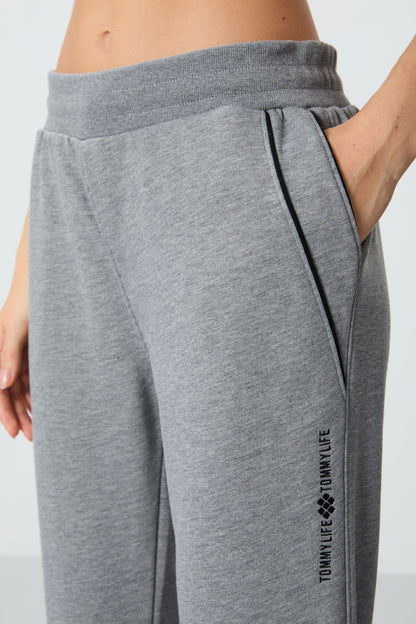 Grey Melange Compact Cotton Thick Smooth Textured Standard Fit Women's Tracksuit Bottom - 94660