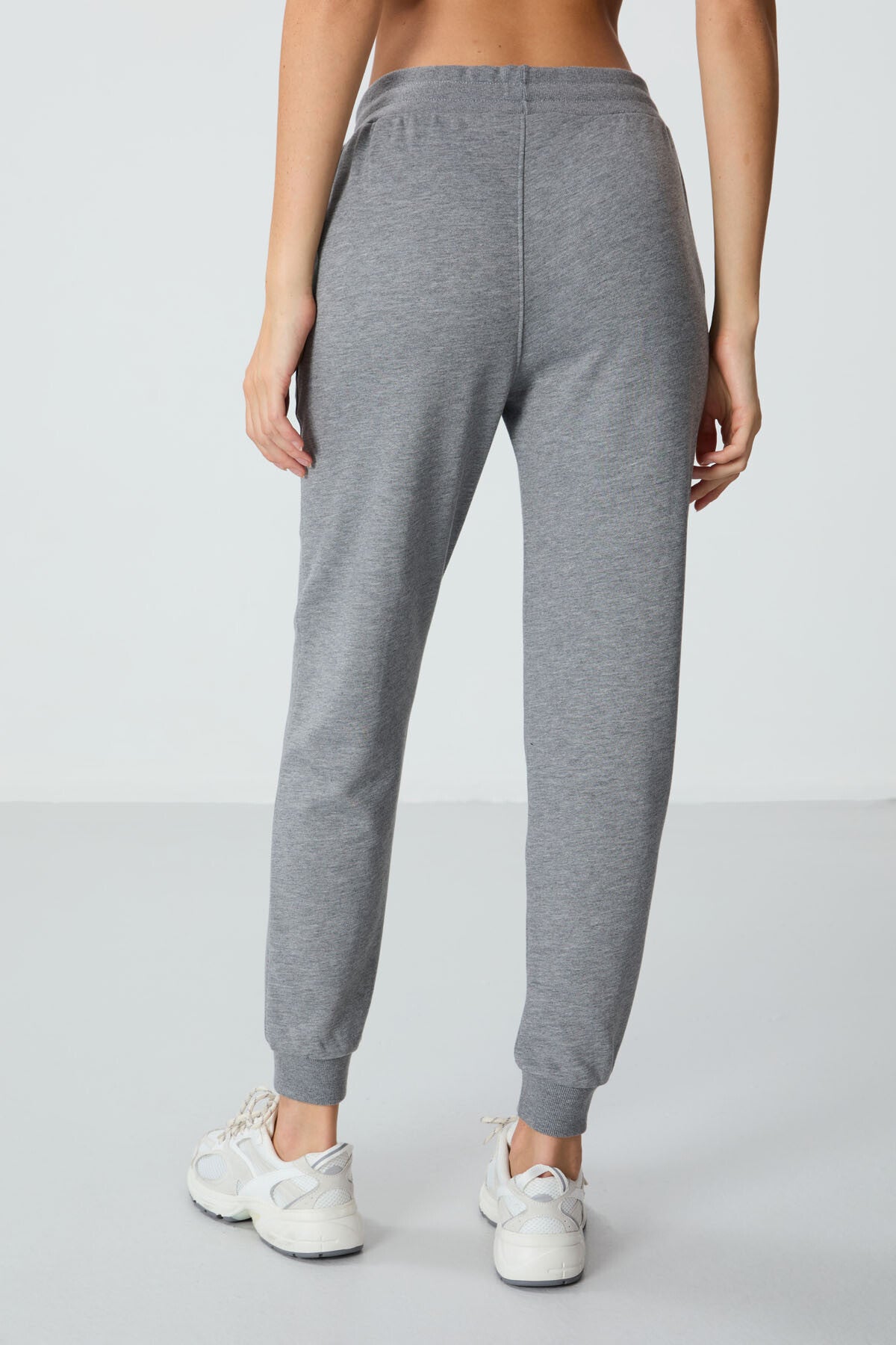 Grey Melange Compact Cotton Thick Smooth Textured Standard Fit Women's Tracksuit Bottom - 94660