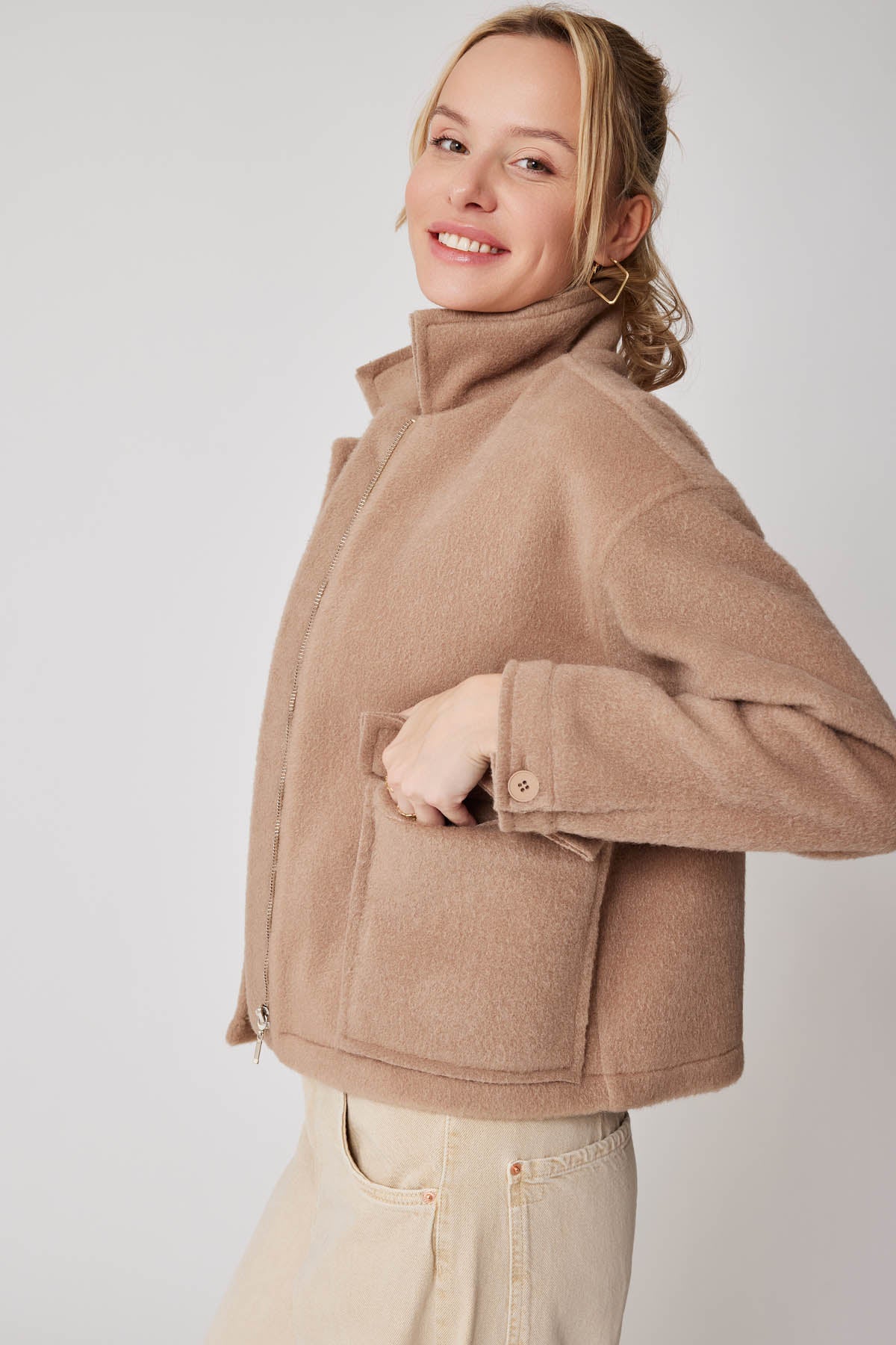 CROP JACKET WITH WIDE POCKETS