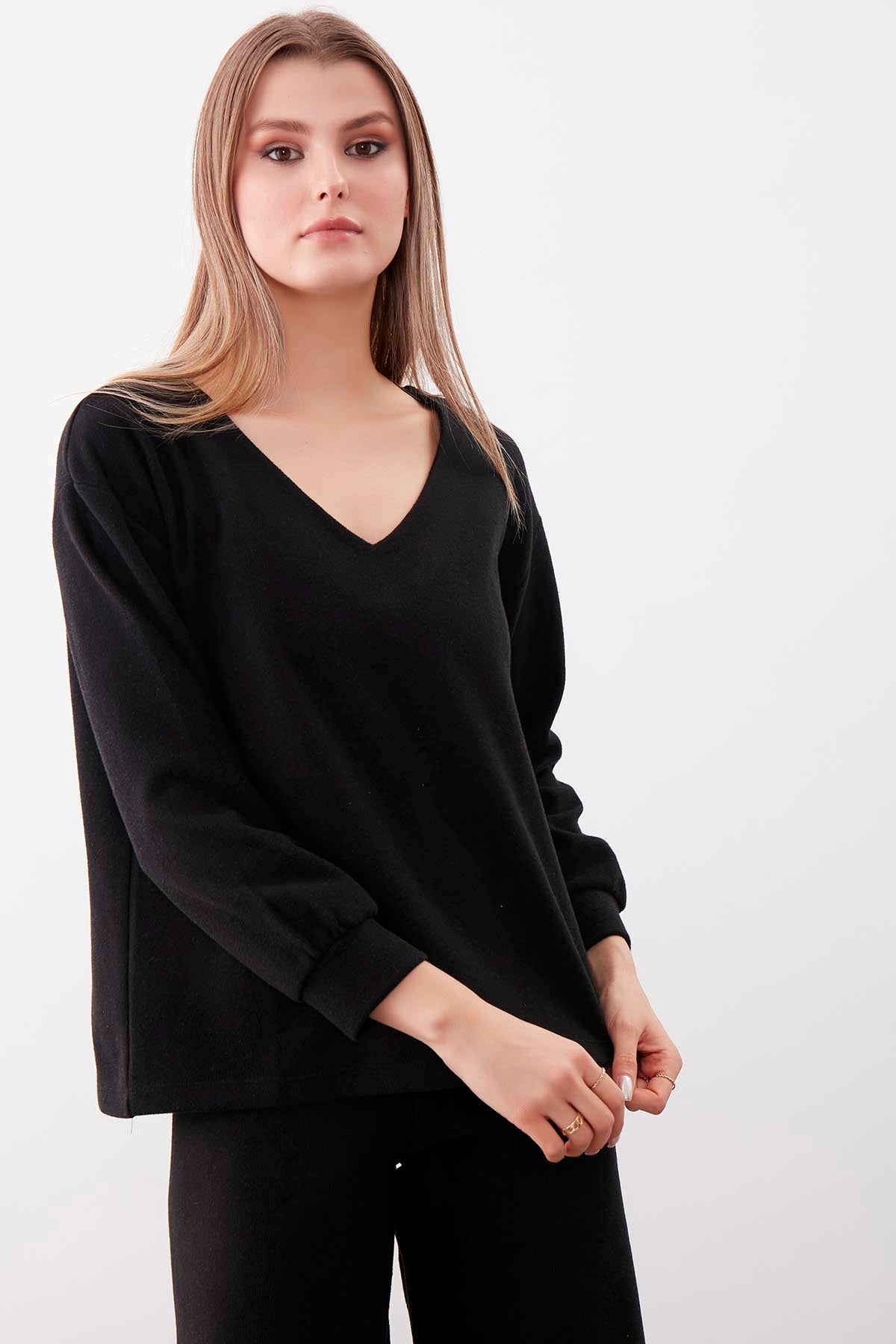BROAD V NECK BLOUSE