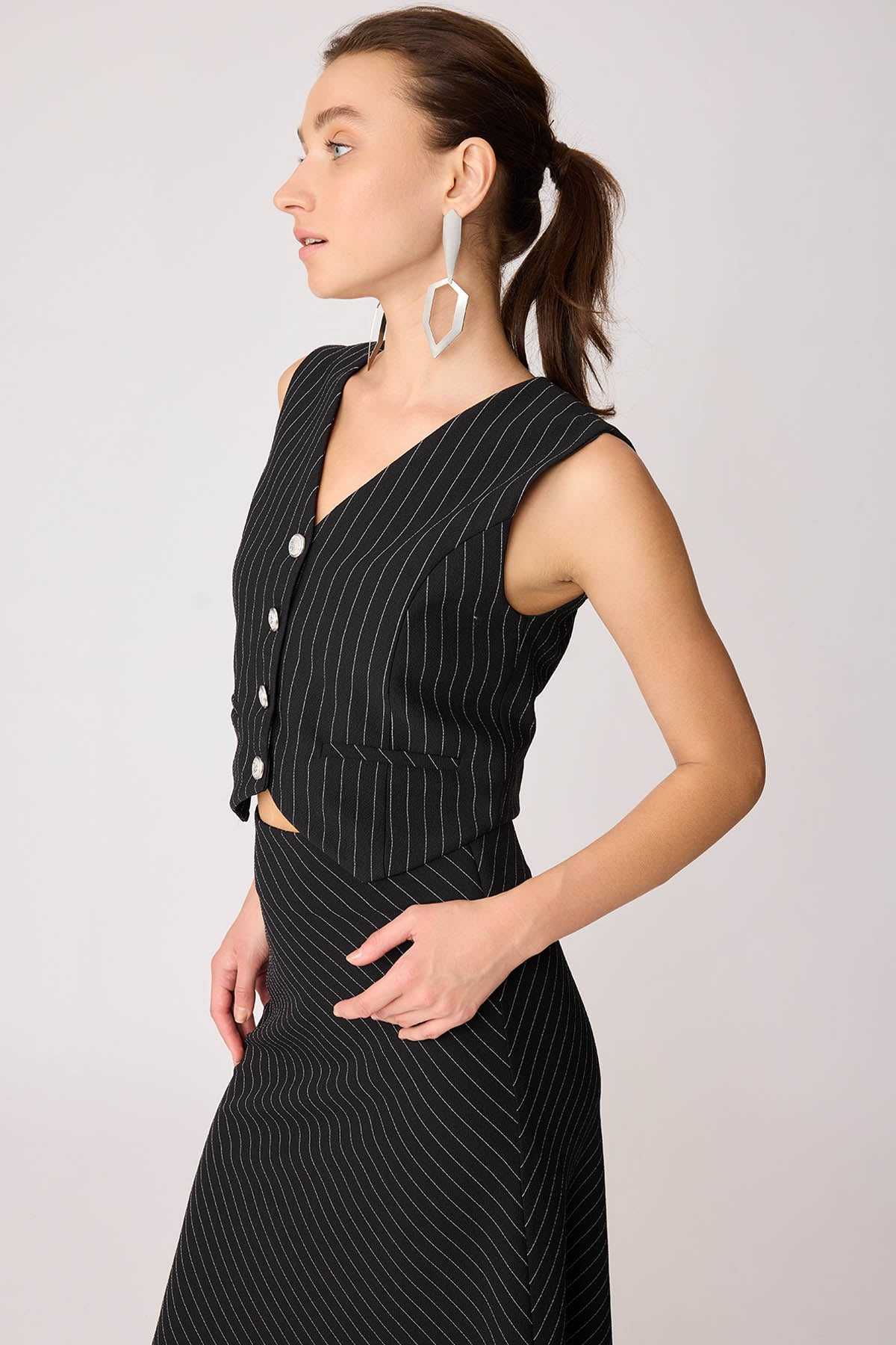 SILVER BUTTON CROP VEST