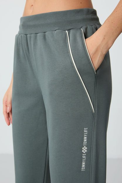 Rights Compact Cotton Thick Smooth Textured Standard Fit Women's Tracksuit Bottom - 94660