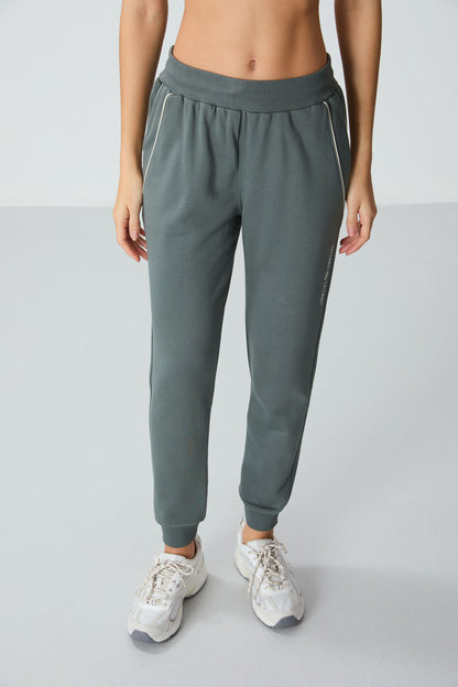 Rights Compact Cotton Thick Smooth Textured Standard Fit Women's Tracksuit Bottom - 94660