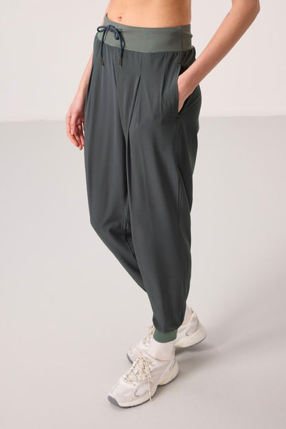 Standard Fit Polyester Pleated Women's Trousers - 94677
