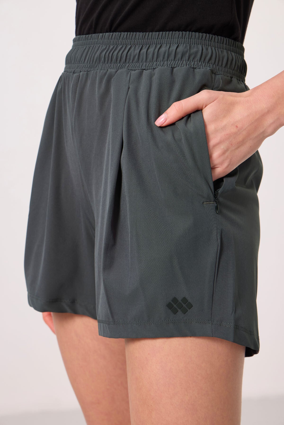 Polyester Hidden Pocket Zipper Comfort Fit Women's Shorts - 91014