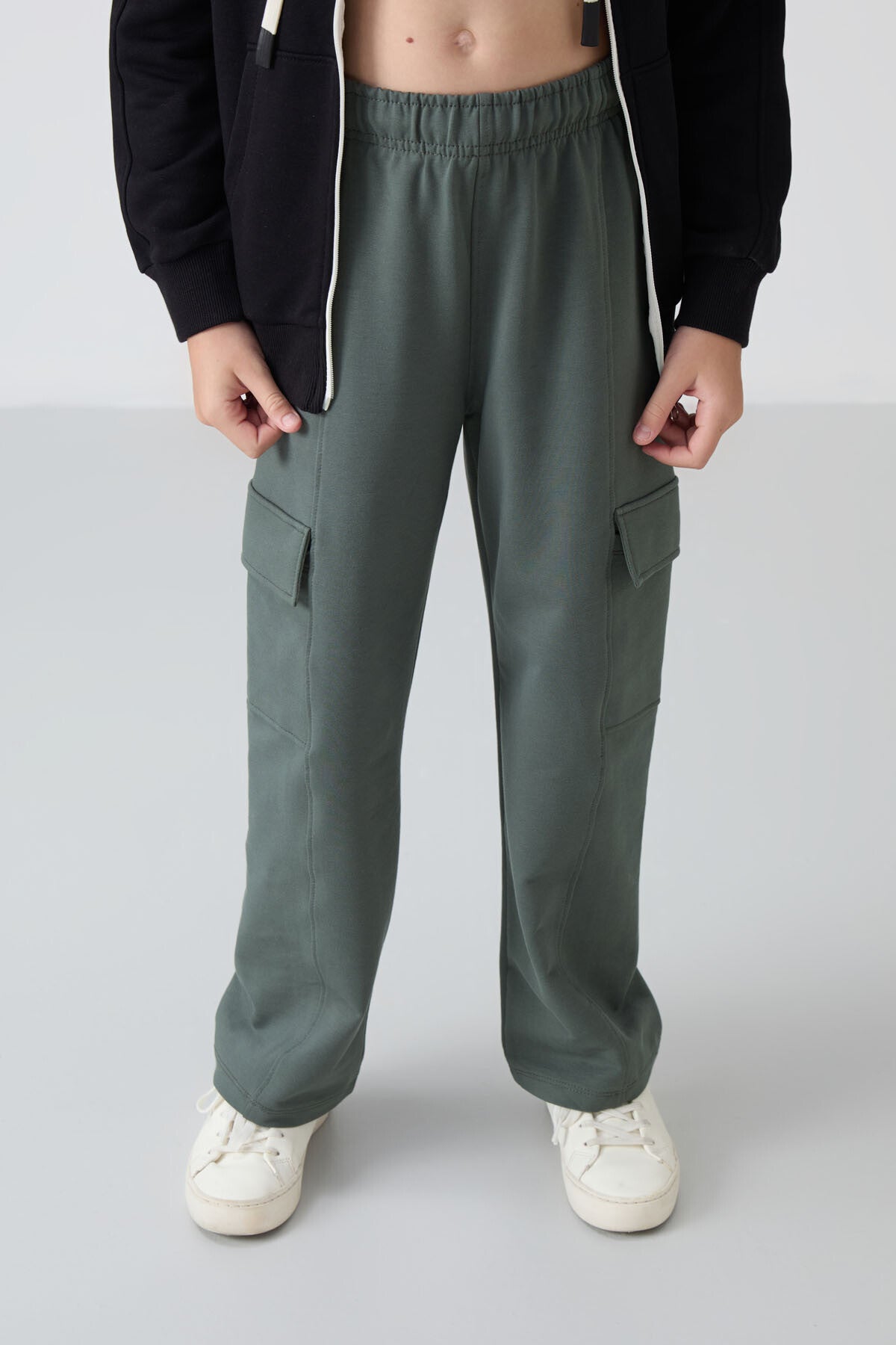 Right Leg Detailed Wide Leg Girls' Tracksuit Bottom with Cargo Pocket - 75143