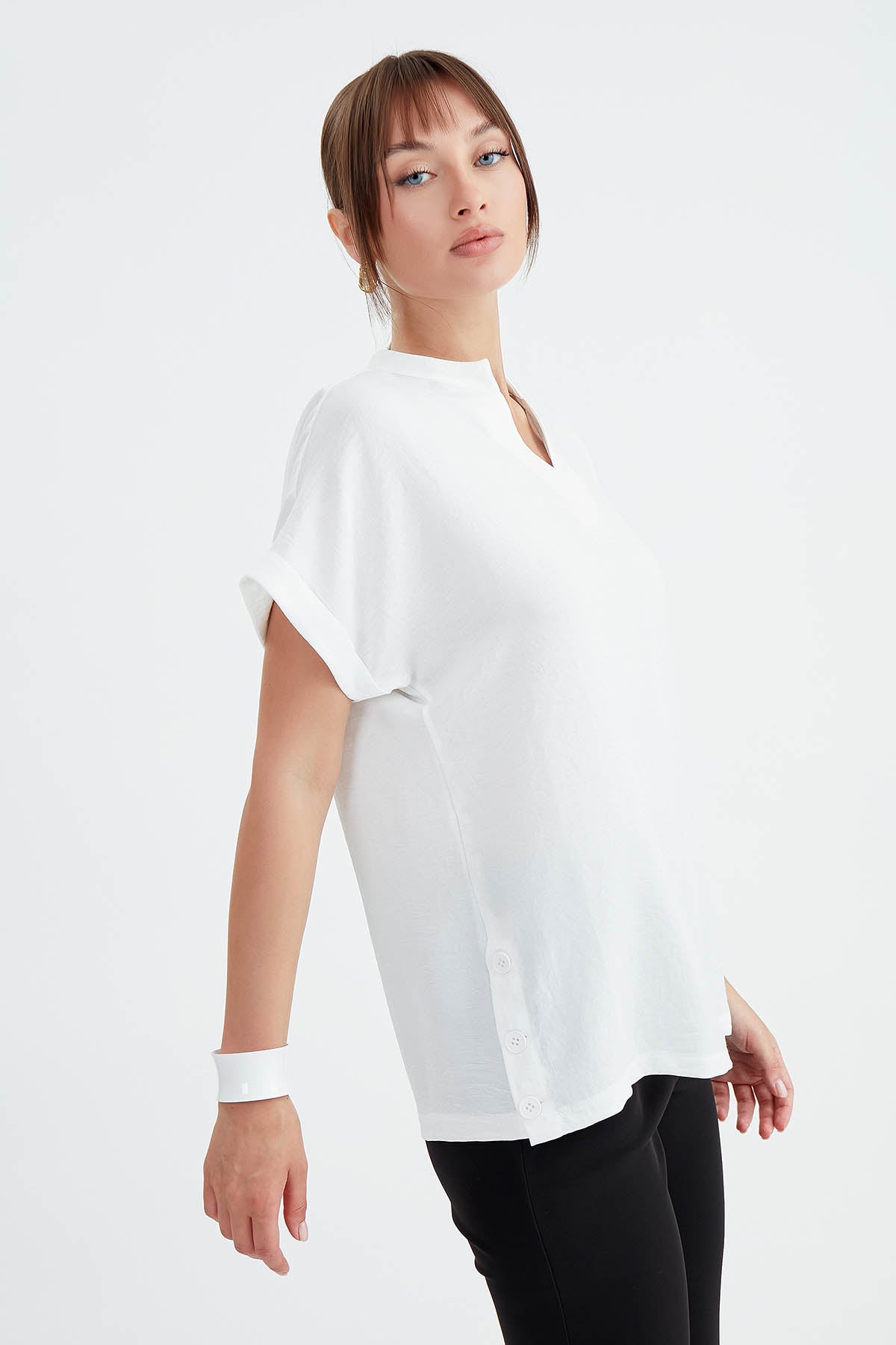 JUDGE COLLAR LOW SHOULDER BUTTONED BLOUSE