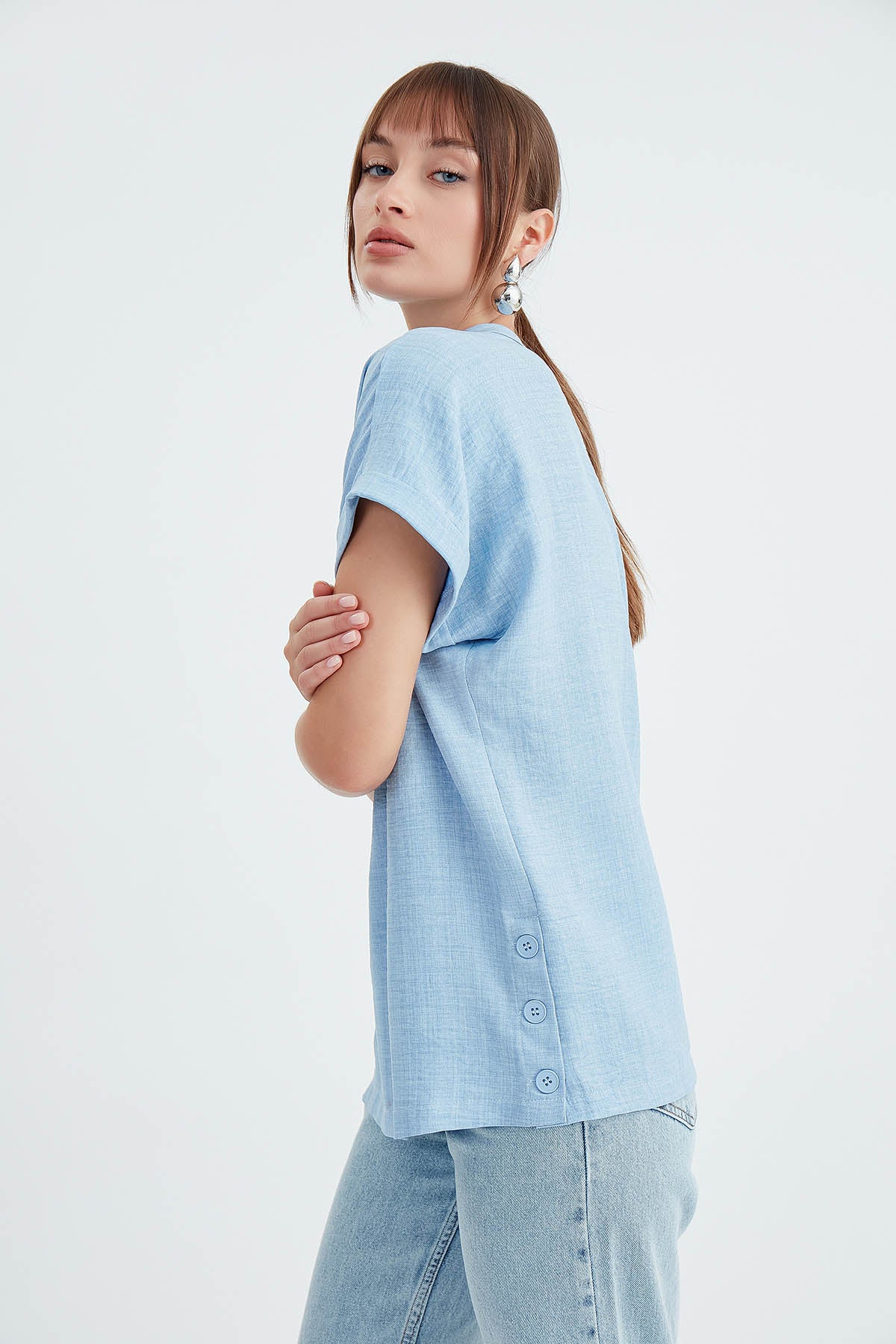 JUDGE COLLAR LOW SHOULDER BUTTONED BLOUSE