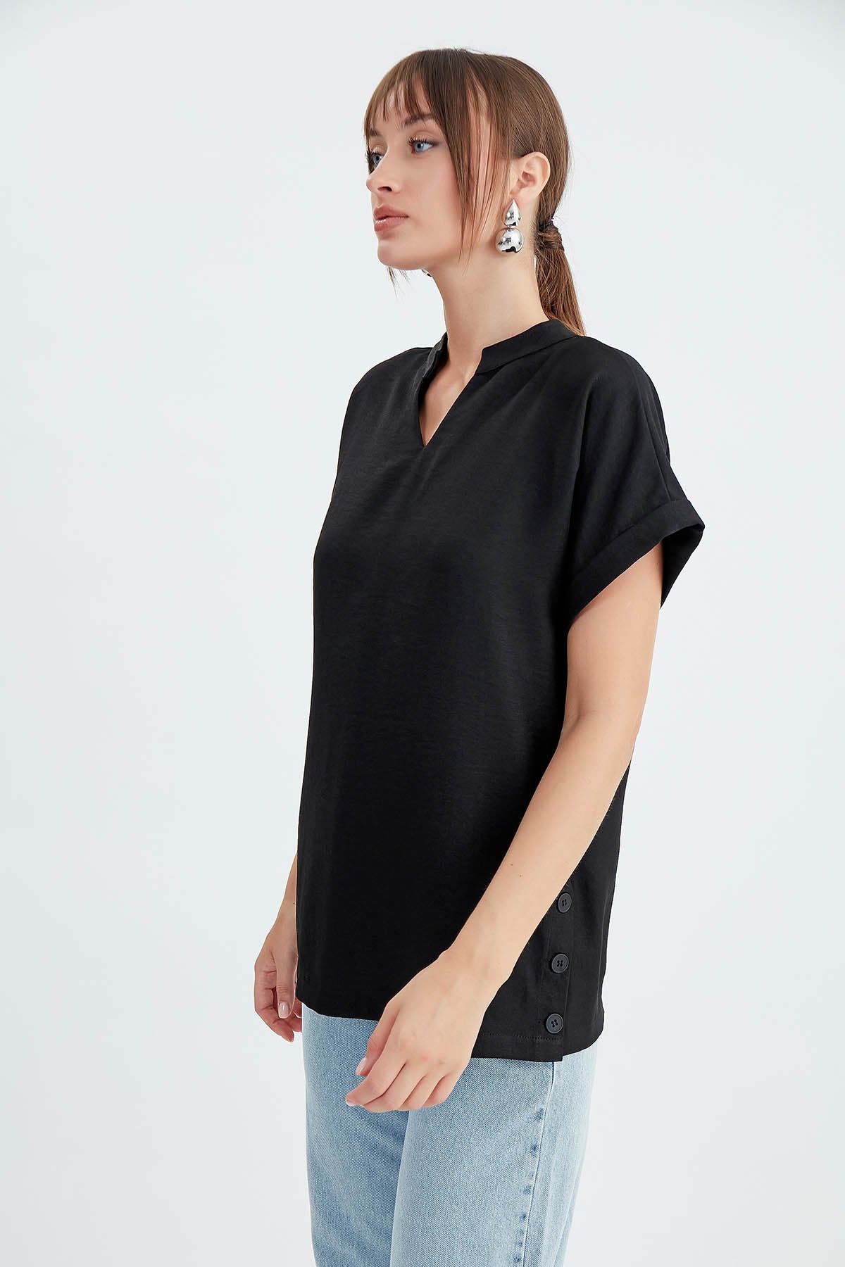 JUDGE COLLAR LOW SHOULDER BUTTONED BLOUSE