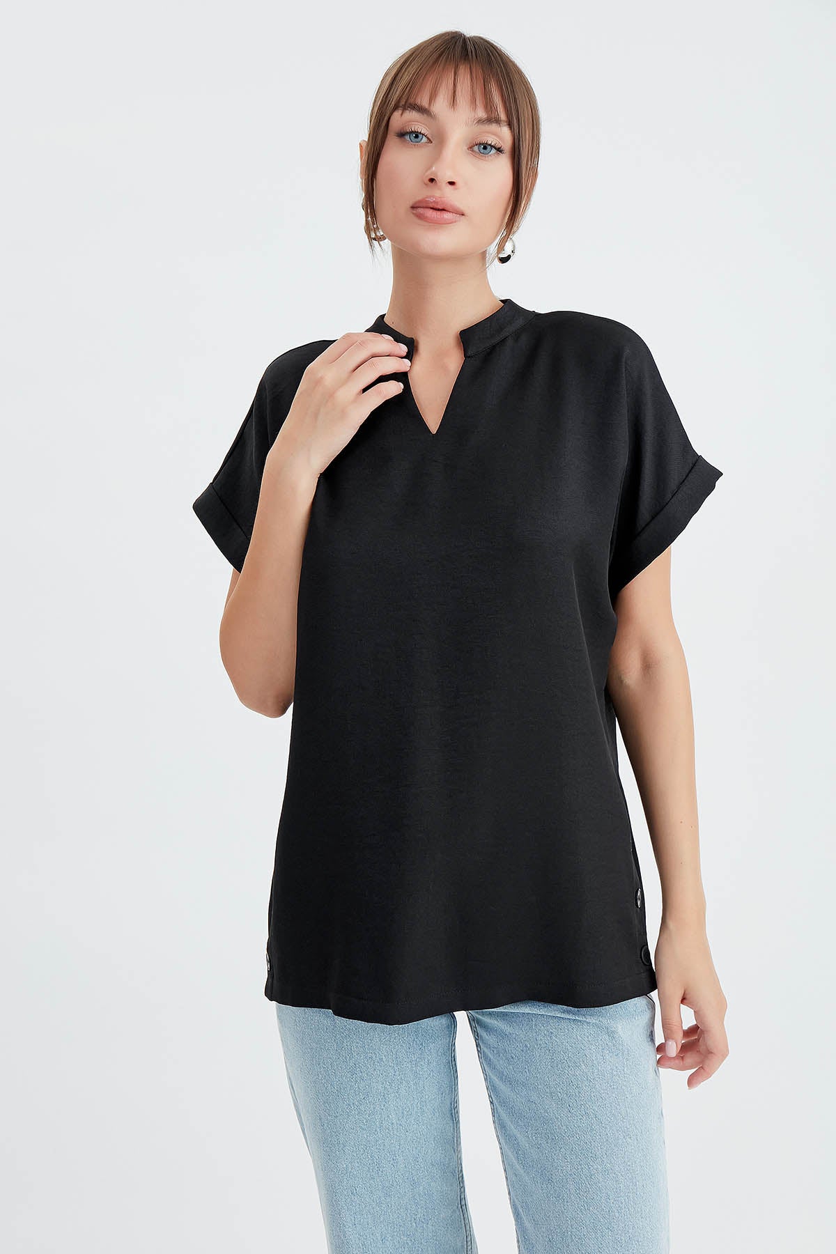 JUDGE COLLAR LOW SHOULDER BUTTONED BLOUSE