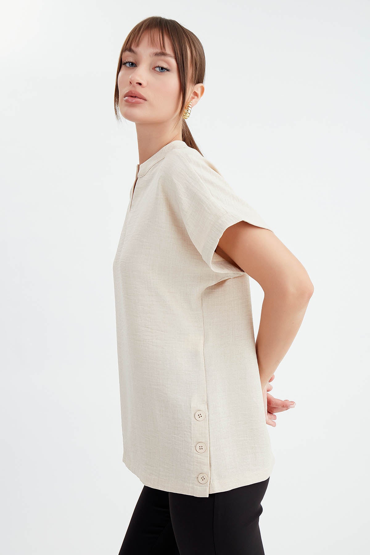 JUDGE COLLAR LOW SHOULDER BUTTONED BLOUSE