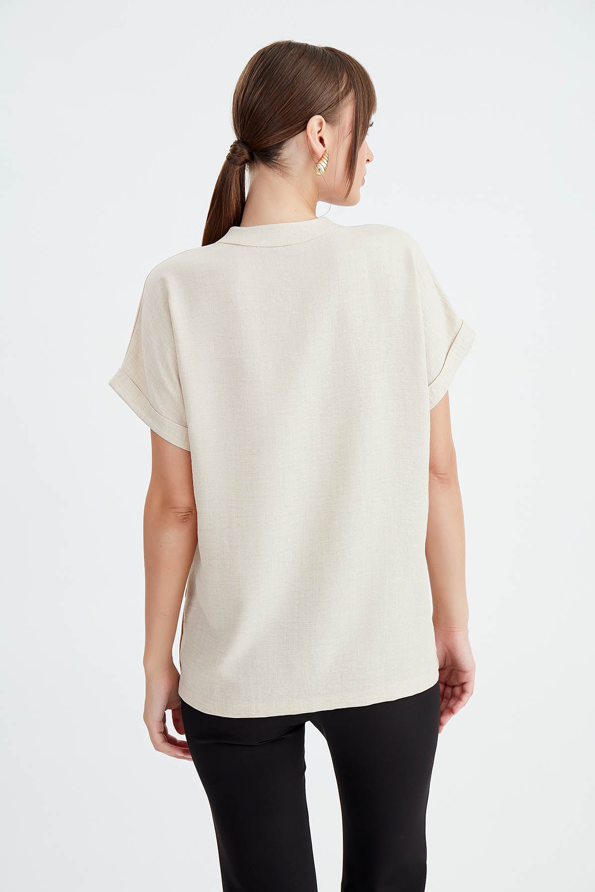 JUDGE COLLAR LOW SHOULDER BUTTONED BLOUSE