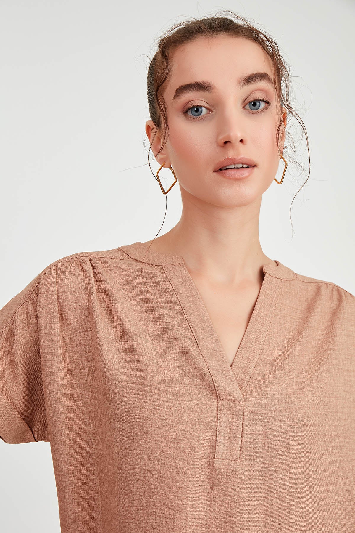 SHORT SLEEVE V NECK BLOUSE