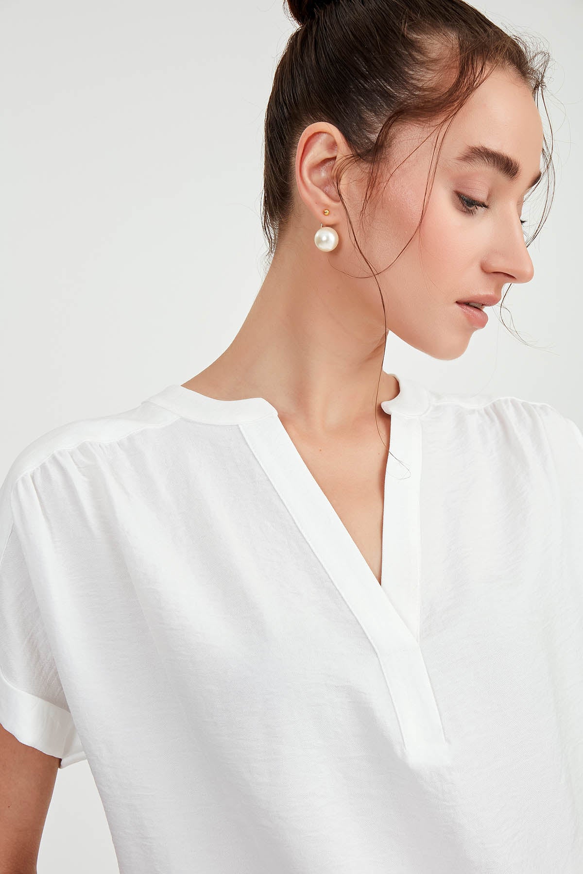 SHORT SLEEVE V NECK BLOUSE