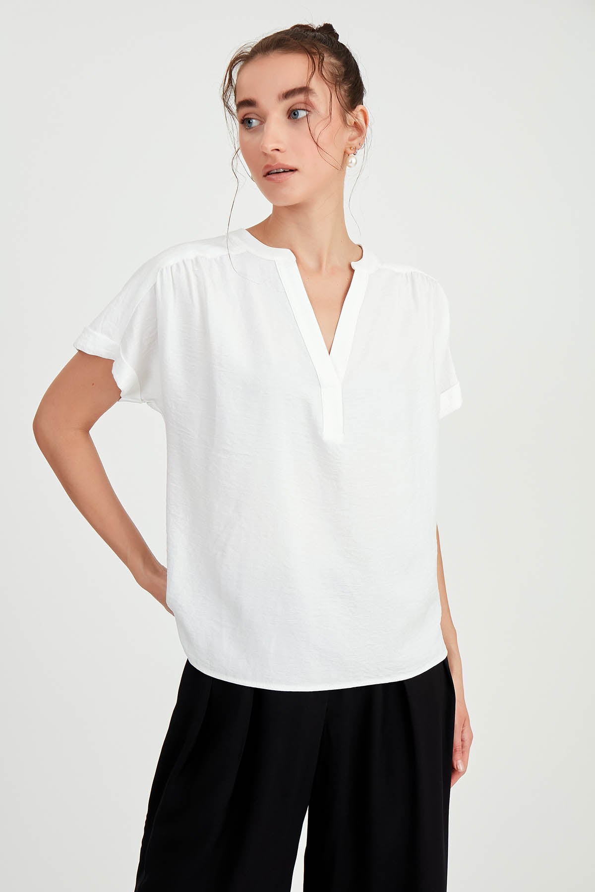 SHORT SLEEVE V NECK BLOUSE
