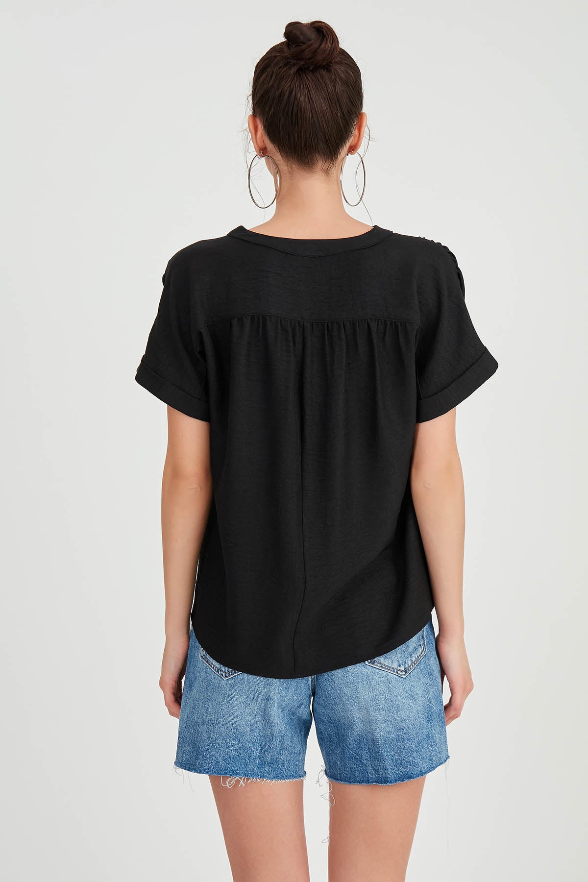 SHORT SLEEVE V NECK BLOUSE