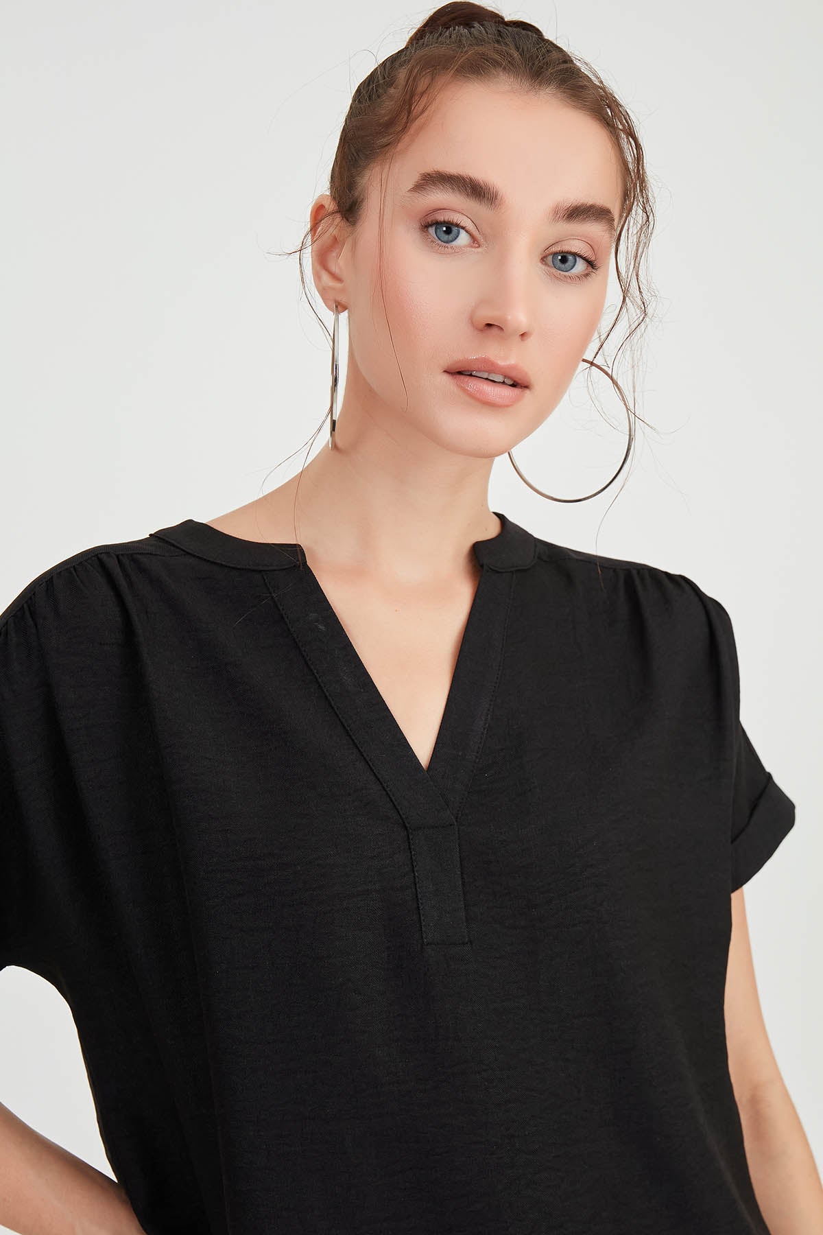SHORT SLEEVE V NECK BLOUSE