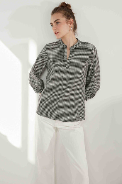 JUDGE COLLAR WITH TROJAN SLEEVE BLOUSE