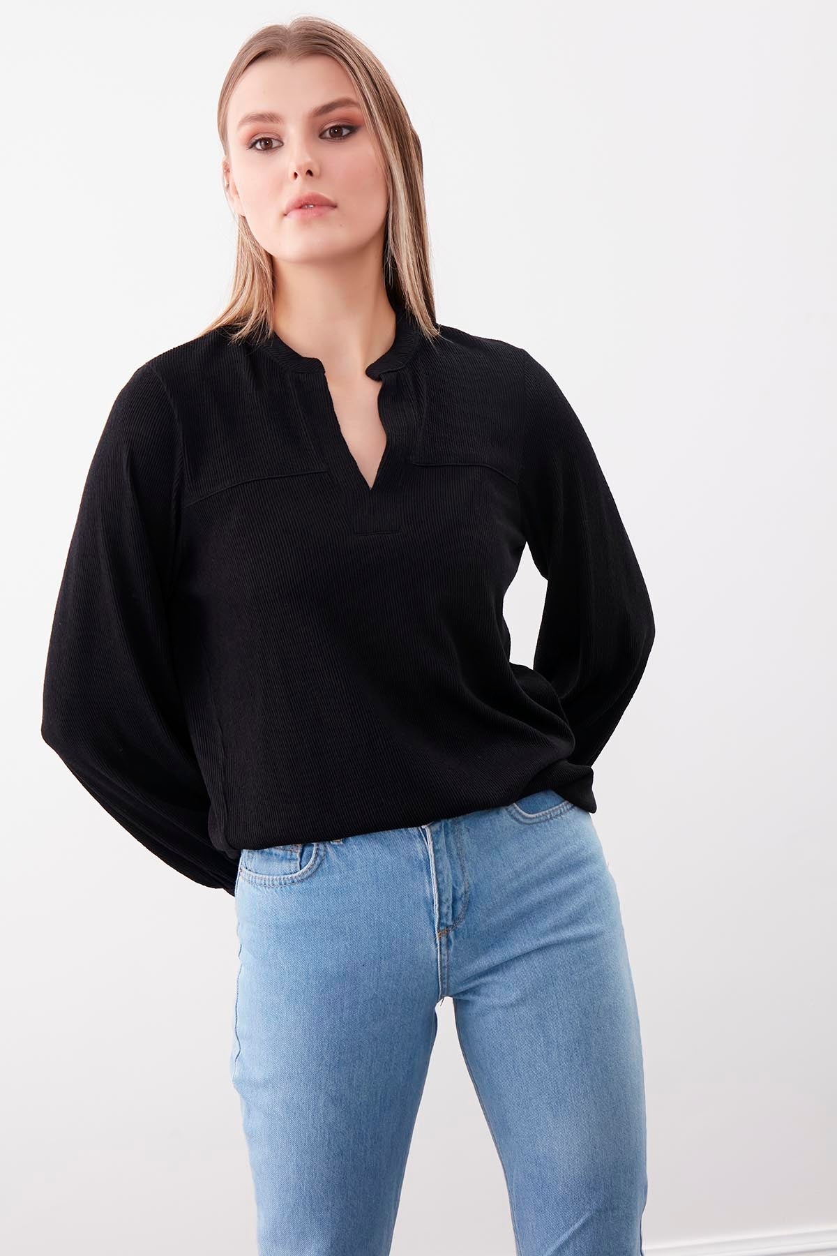 JUDGE COLLAR LONG SLEEVE BLOUSE