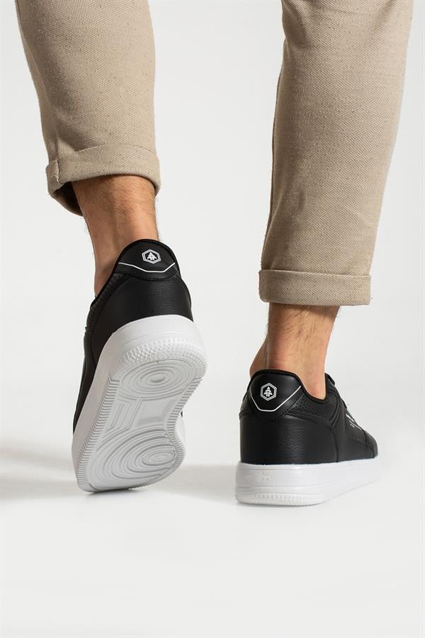 Jarmilla Black And White Men's Sports Shoes