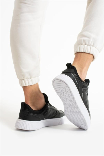 Wie Black and White Men's Sports Shoes