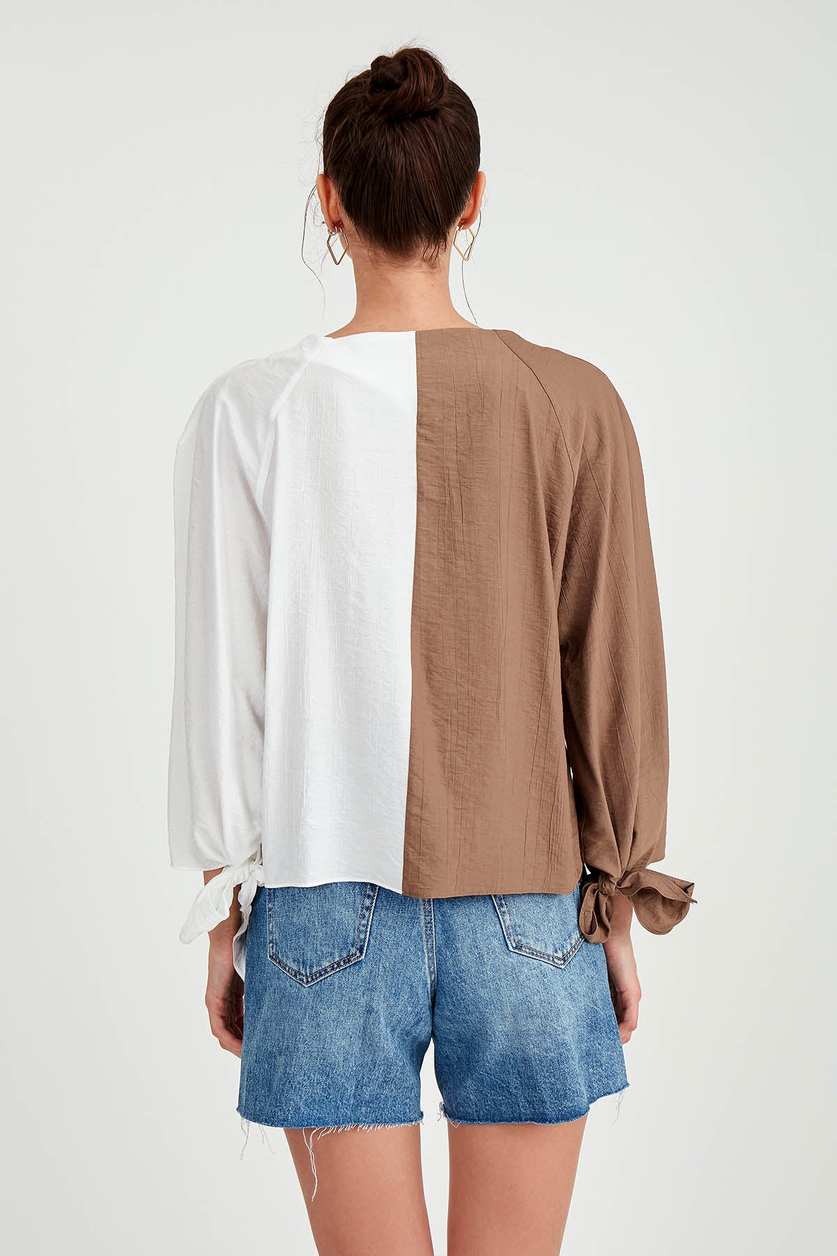 TWO-COLOR BUTTON BLOUSE