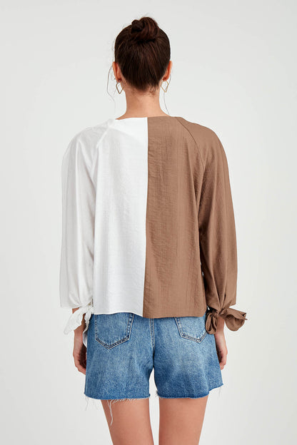 TWO-COLOR BUTTON BLOUSE