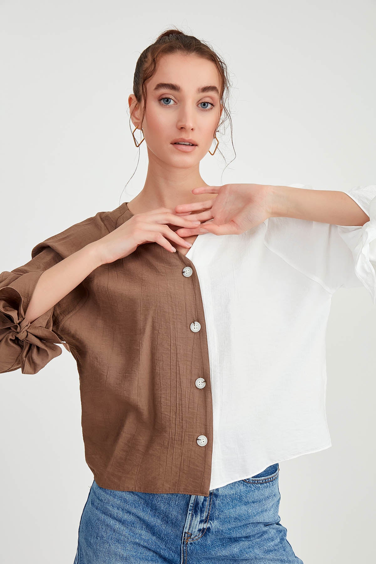 TWO-COLOR BUTTON BLOUSE
