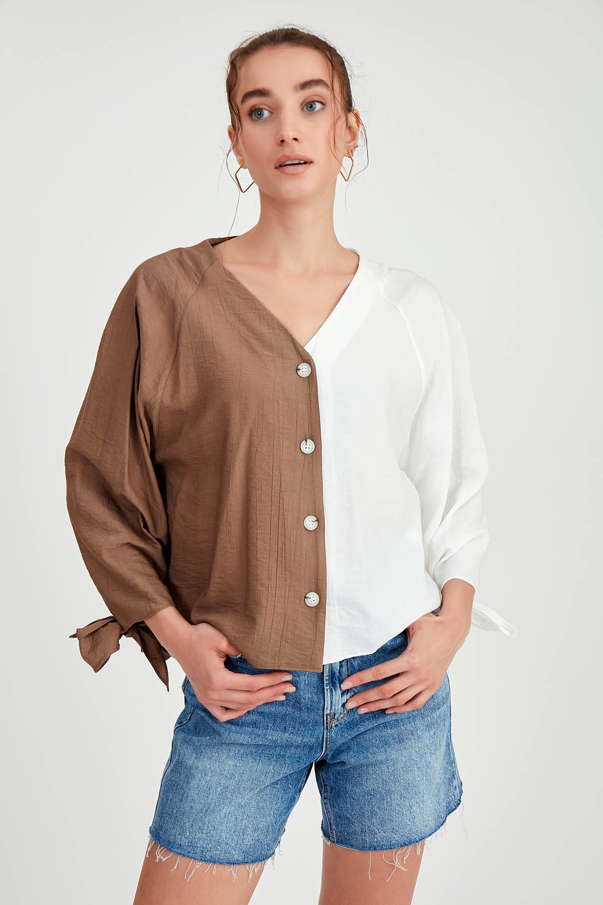 TWO-COLOR BUTTON BLOUSE