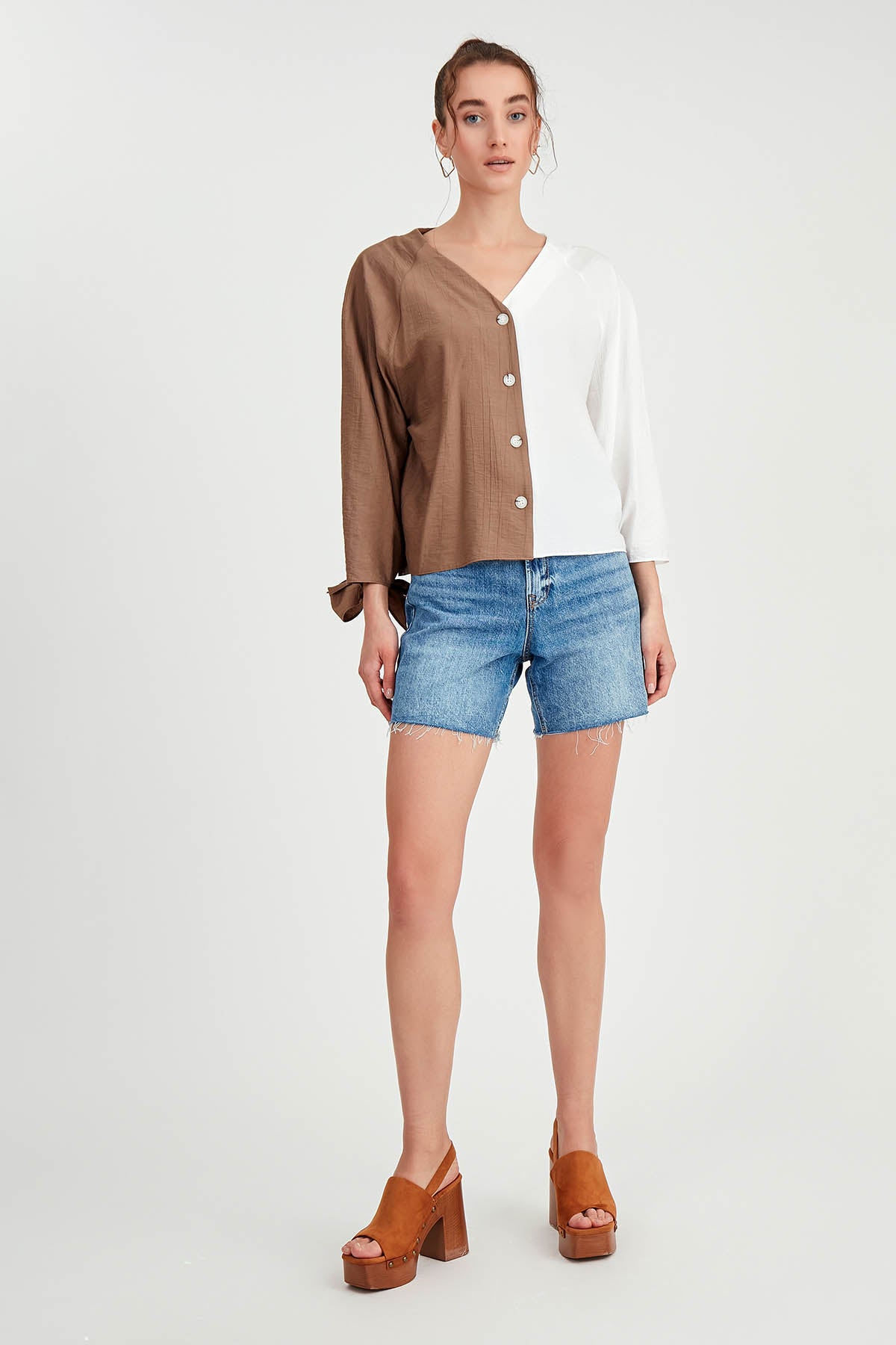 TWO-COLOR BUTTON BLOUSE