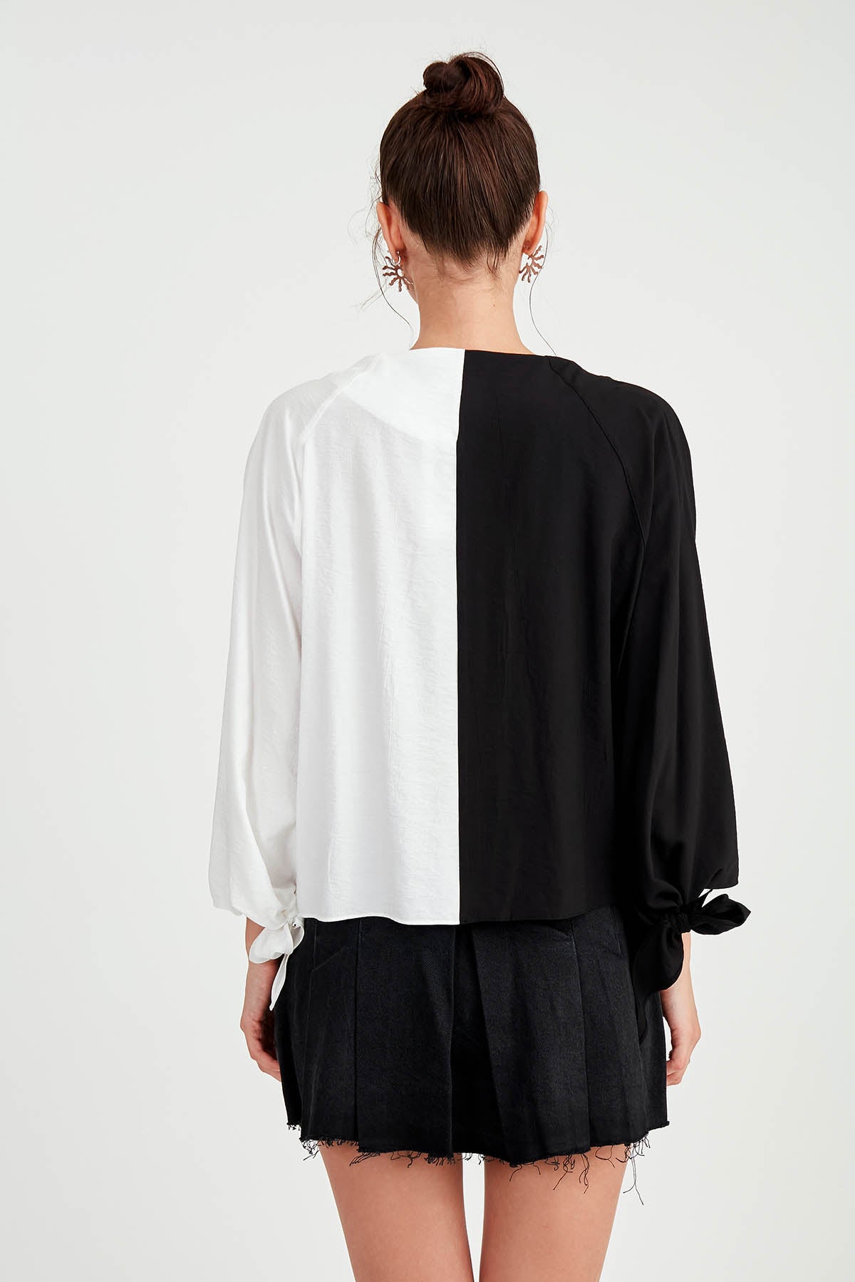 TWO-COLOR BUTTON BLOUSE