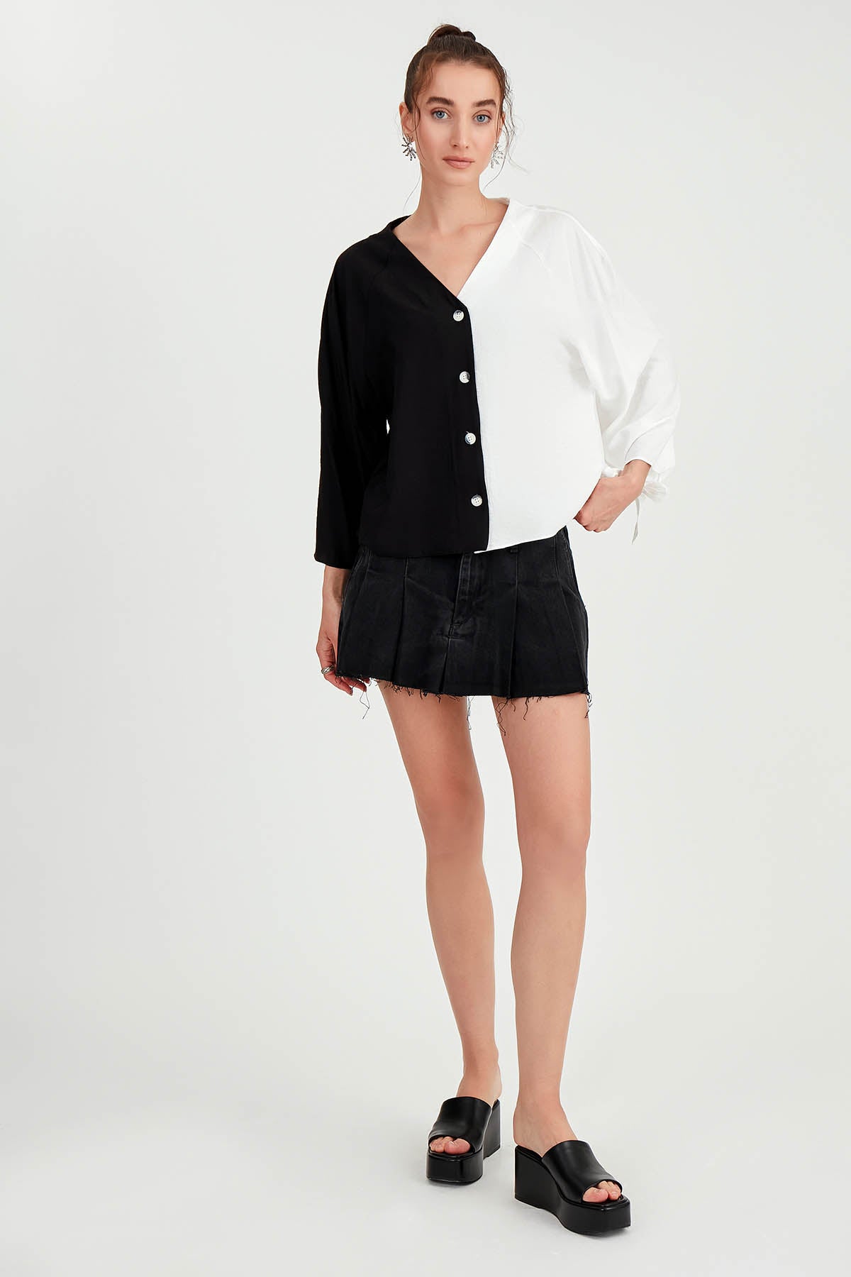 TWO-COLOR BUTTON BLOUSE