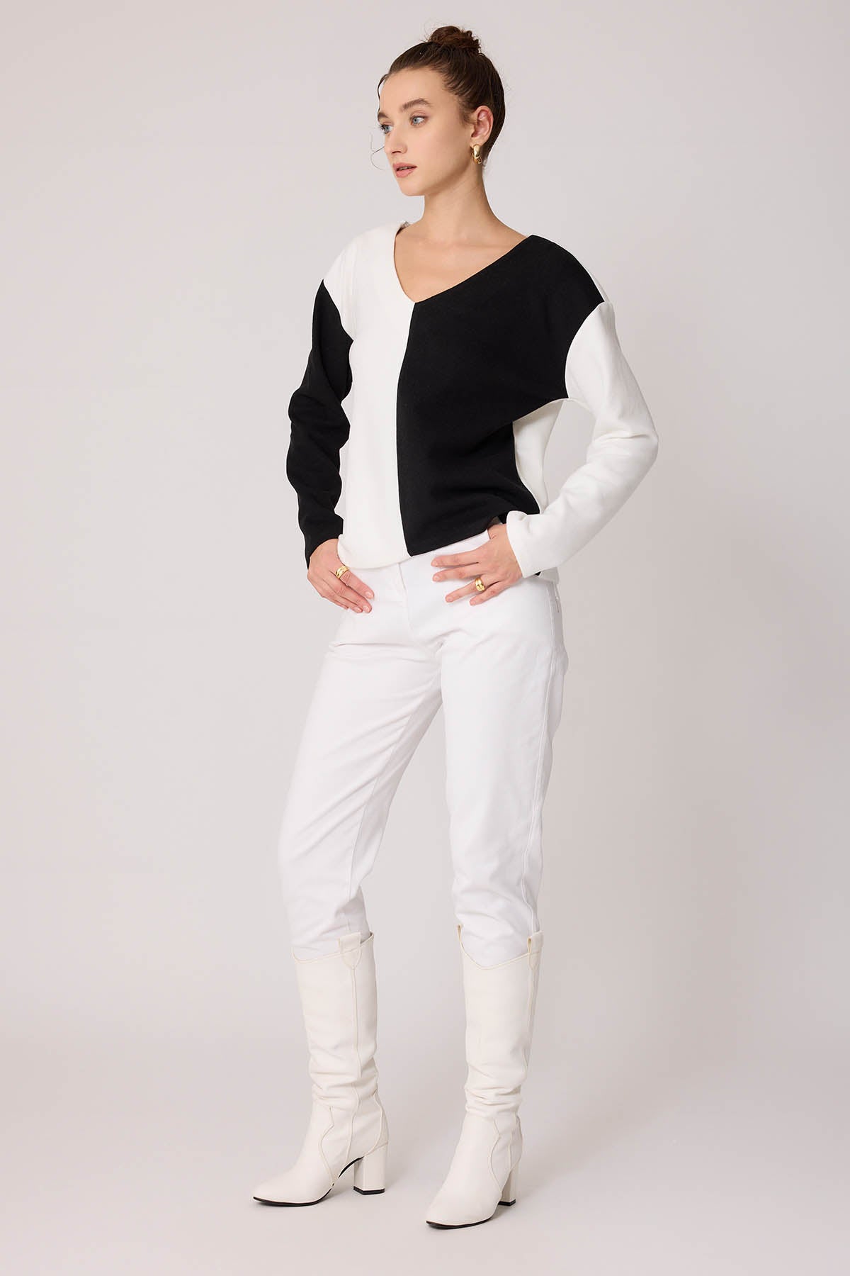 TWO COLORS V COLLAR KNITTED BLOUSE