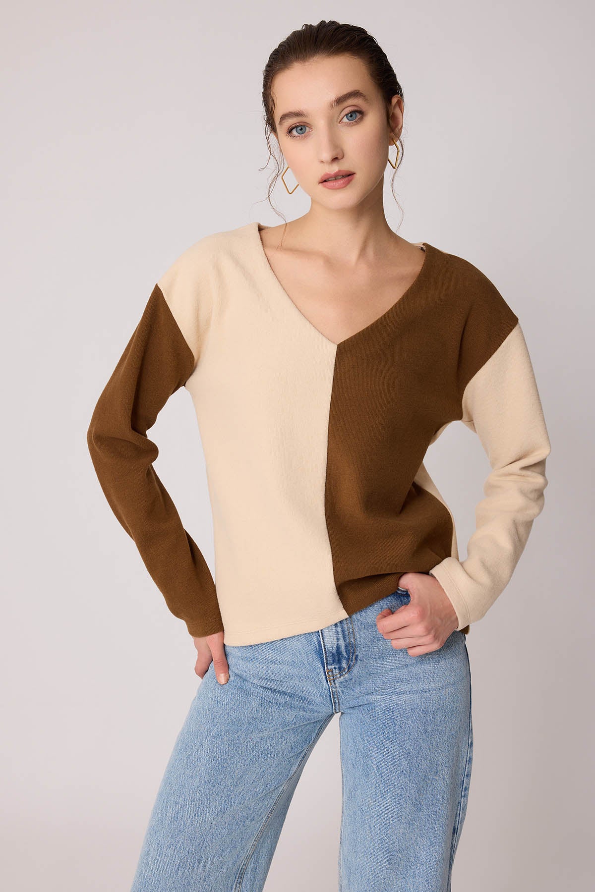TWO COLORS V COLLAR KNITTED BLOUSE