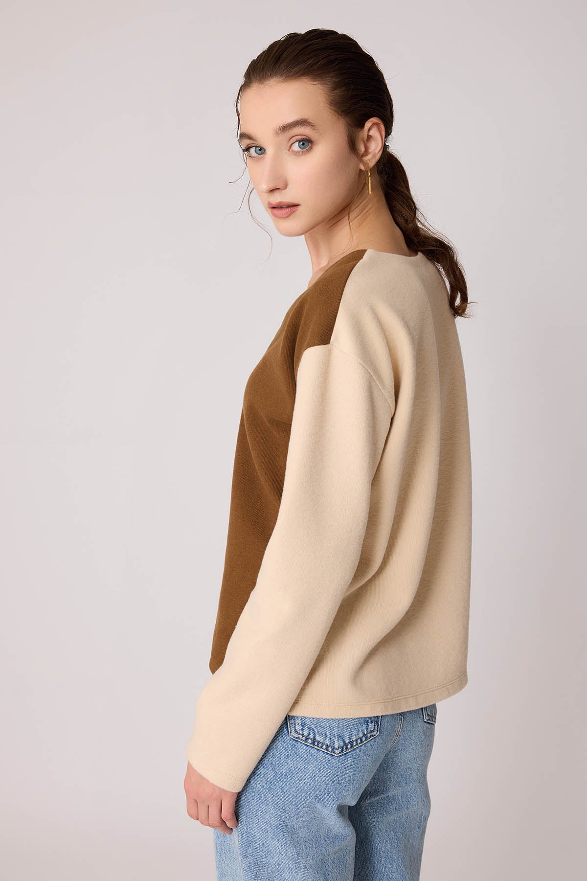 TWO COLORS V COLLAR KNITTED BLOUSE