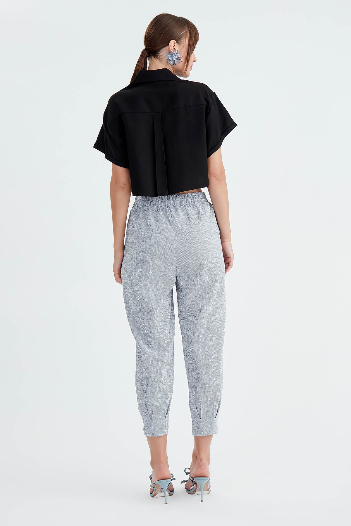 THIN LINE PLEATED CROP TROUSERS