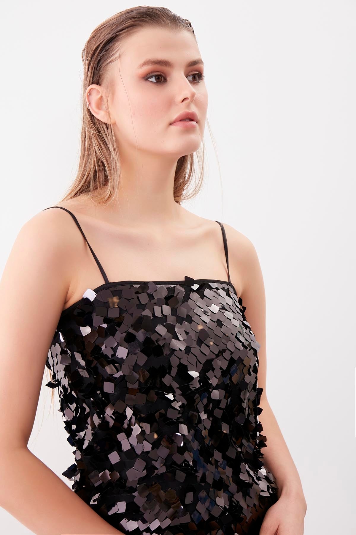 STRAP SEQUINED BLOUSE
