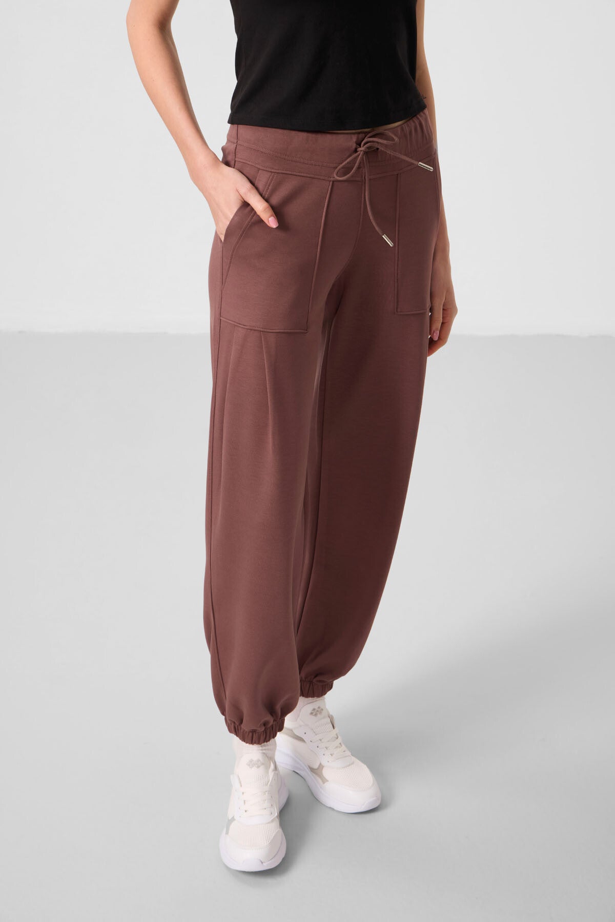 Brown Soft Textured Pocket Detailed Comfortable Fit Women's Trousers - 94672